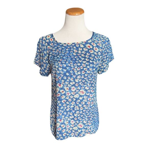 Womens CAbi Blue Floral Short Sleeve Crossover Button Back Top Style 299 Sz XS - Picture 2 of 3